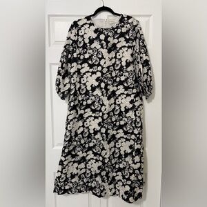 $75 🛍️ Everlane Monochrome Floral Pattern Dress